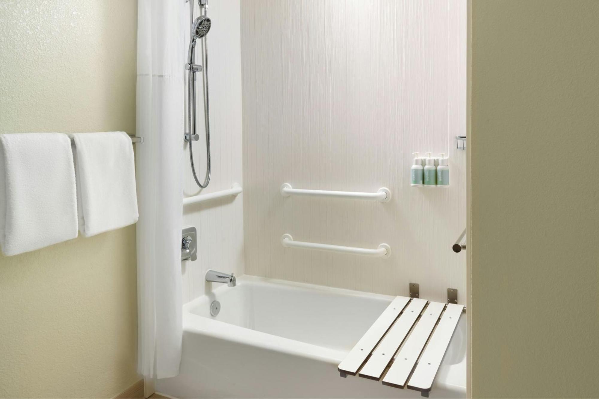 Hotel Courtyard By Marriott Hartford Windsor Airport Extérieur photo